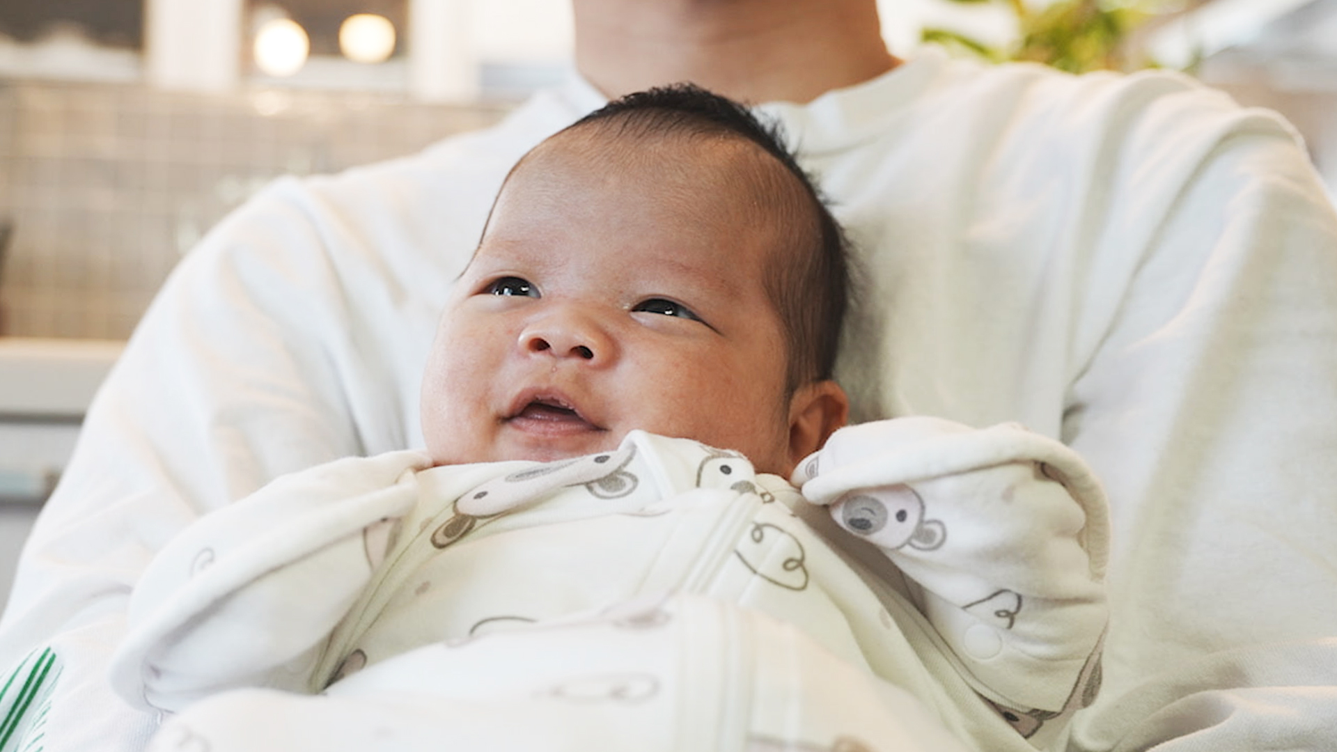 腕の中で見上げるそうちゃん
